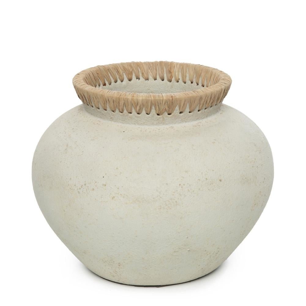 Stijlvolle witte keramische pot met een natuurlijke, gevlochten rand van beige riet voor een rustieke uitstraling.