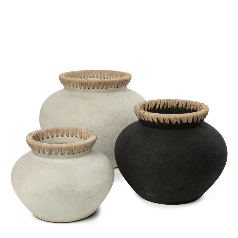 Drie decoratieve vazen in zwart en wit, met gevlochten randen, minimalistisch en rustiek design.