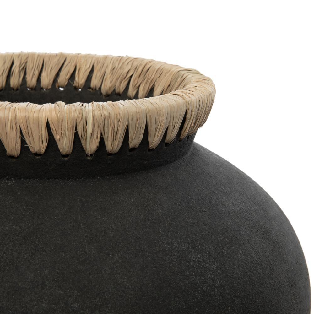 Zwarte keramische vaas met een decoratieve rand van gevlochten natuurlijk materiaal, rustieke uitstraling.