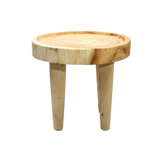 Houten bijzettafel met drie poten, natuurlijke afwerking en een ronde bovenzijde met zichtbare houtnerven.