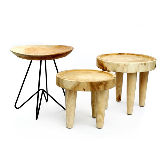 Drie ronde bijzettafels van licht hout; één met zwart metalen poten, de andere met massieve houten poten.
