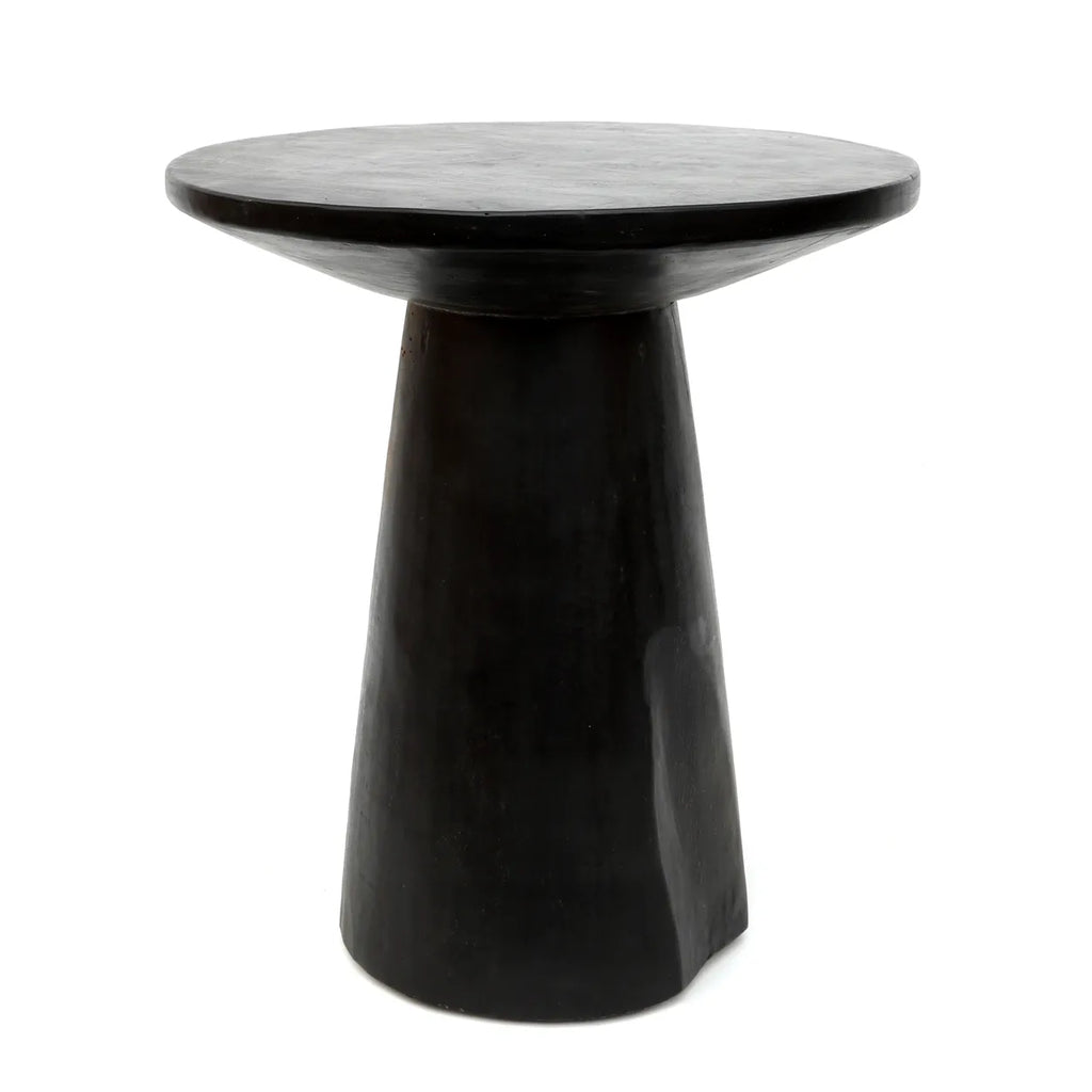 Zwarte bijzettafel met een ronde bovenkant en taps toelopende cilinderbasis, minimalistisch en stijlvol ontwerp.