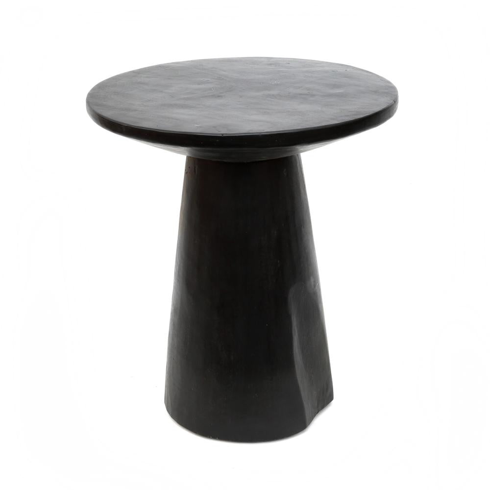 Ronde, moderne zwarte bijzettafel met cilindrische basis en glad, mat oppervlak op witte achtergrond.