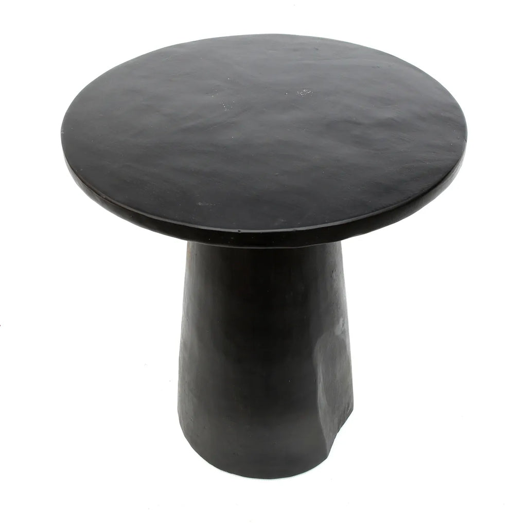 Zwarte ronde bijzettafel met massieve, taps toelopende basis, minimalistisch en strak ontwerp.
