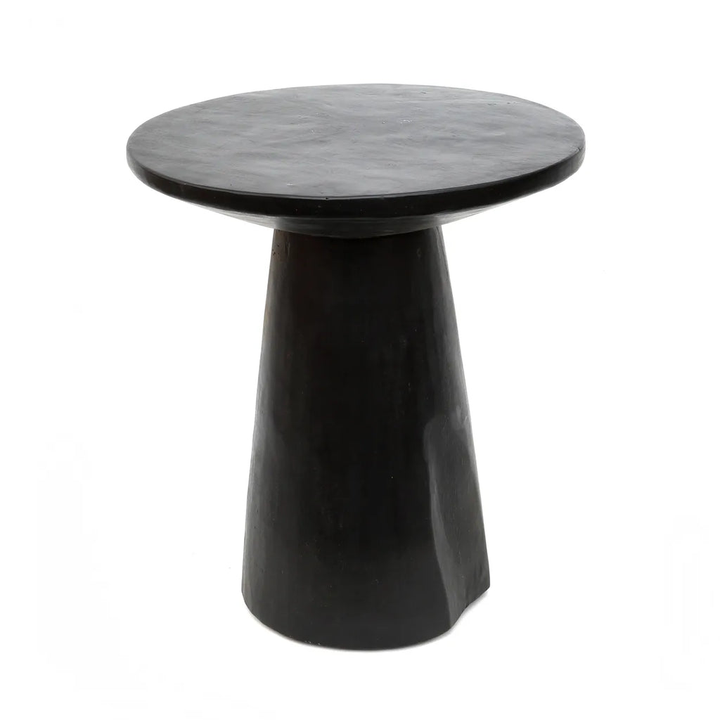 Zwarte, minimalistische bijzettafel met glad, cilindervormig onderstel en ronde bovenkant.
