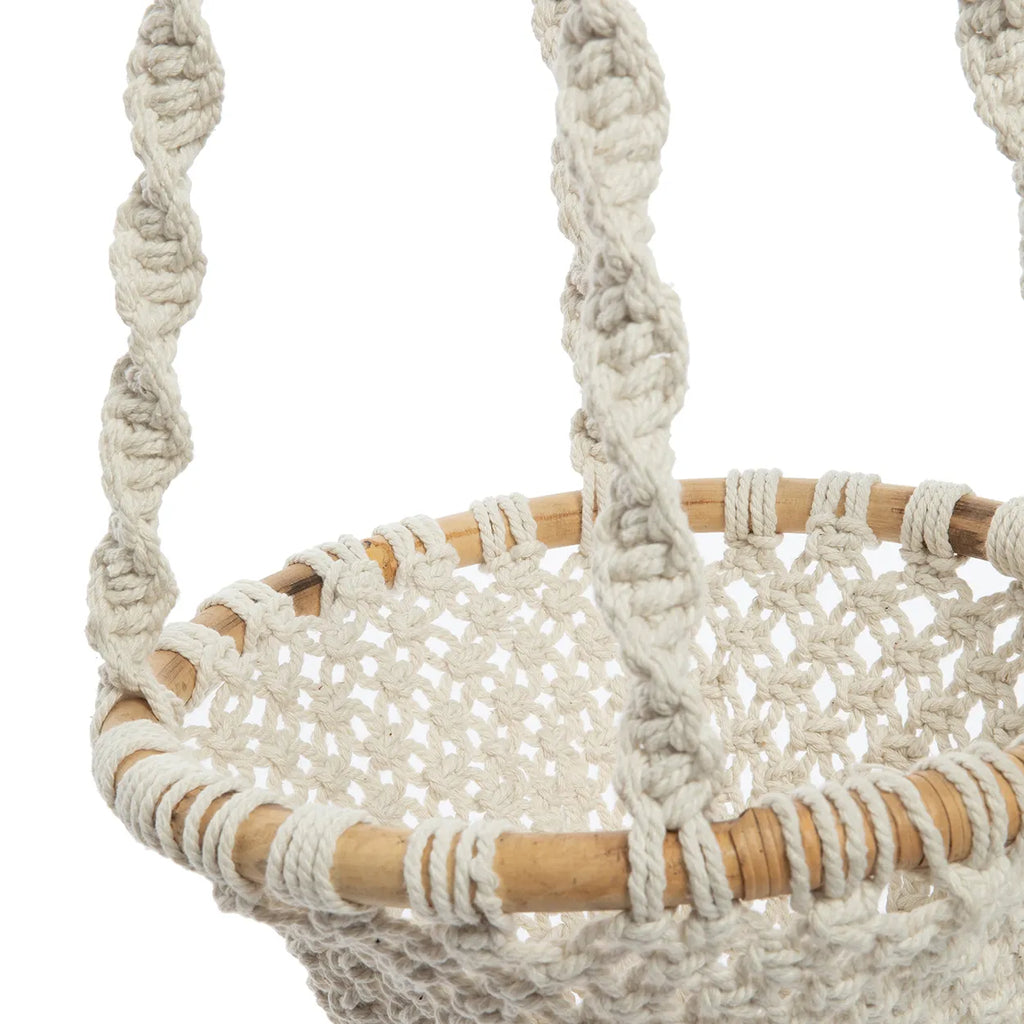 Handgeweven macramé mand met natuurlijke houten ring en gedraaide ophangkoorden in witte tonen.
