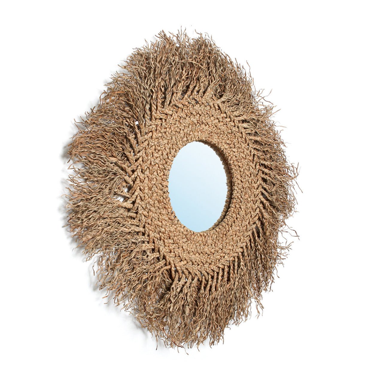 Ronde spiegel met natuurlijke rotan omlijsting en speelse, uitlopende vezels, met een helder reflecterend oppervlak.