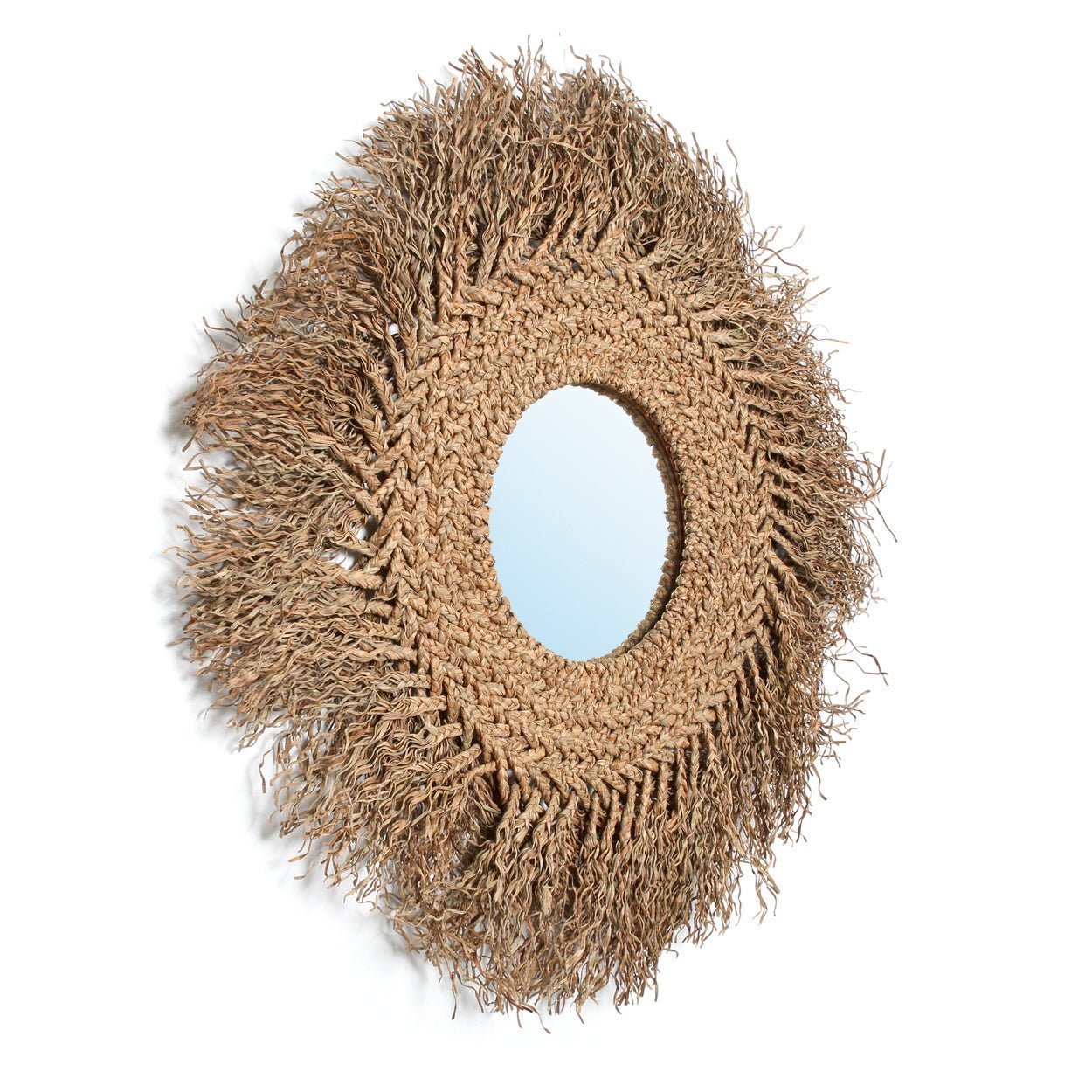 Rond spiegel met geweven rotan frame en speelse, uitlopende franjes, geeft een natuurlijke en boho-uitstraling.