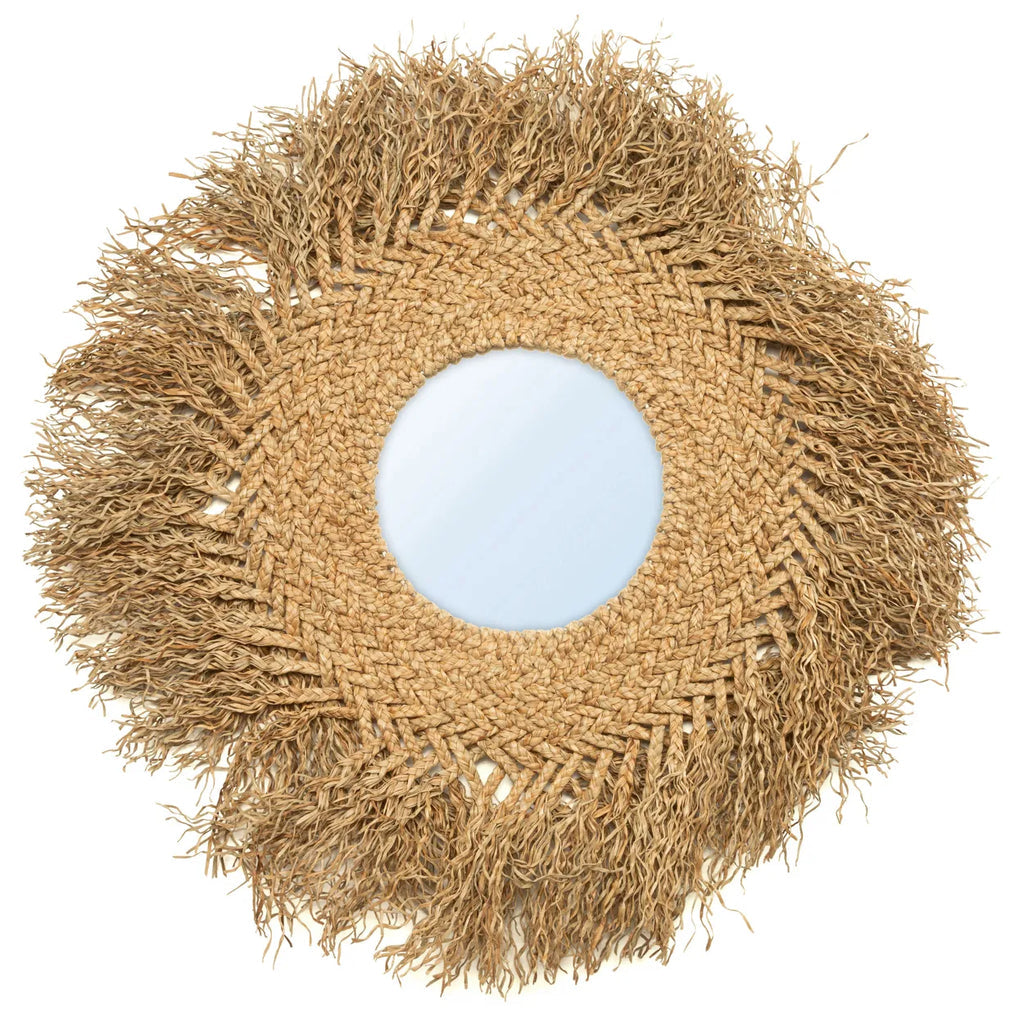 Rond spiegel met gevlochten juterand en ruige franjes, creëren een natuurlijke en rustieke uitstraling.