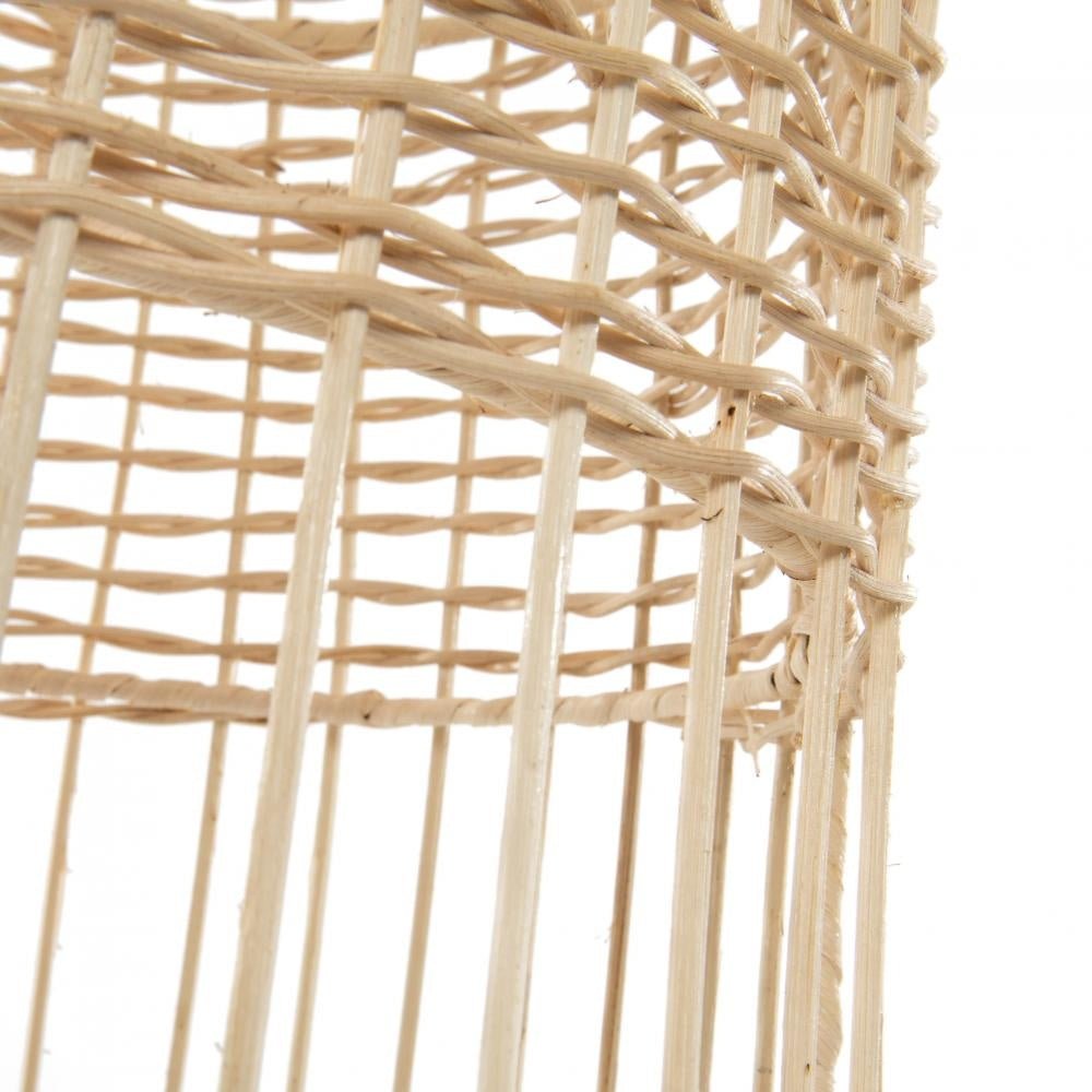 Detail van een open geweven rotan structuur met verticale en horizontale staven, naturel kleur.