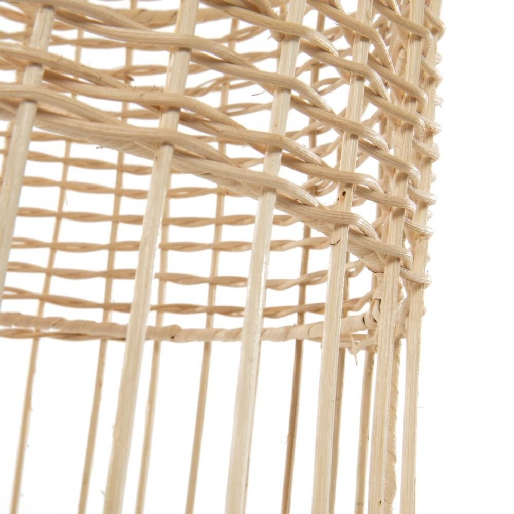 Detail van een geweven rotan mand met een sierlijk, open rasterpatroon en natuurlijke kleur.