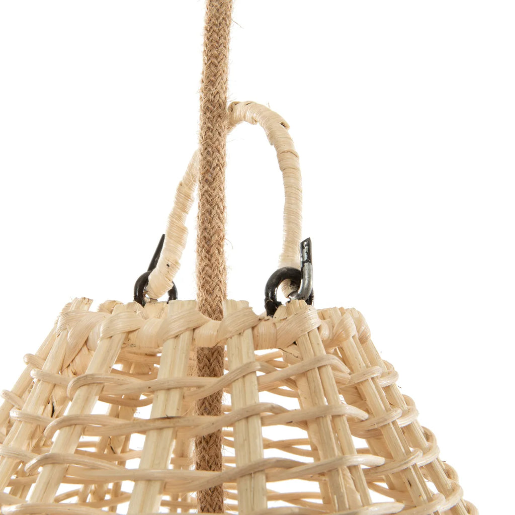 Geweven rotan lampenkap met natuurkleur, rustend aan een stevige, gedraaide jute koord.