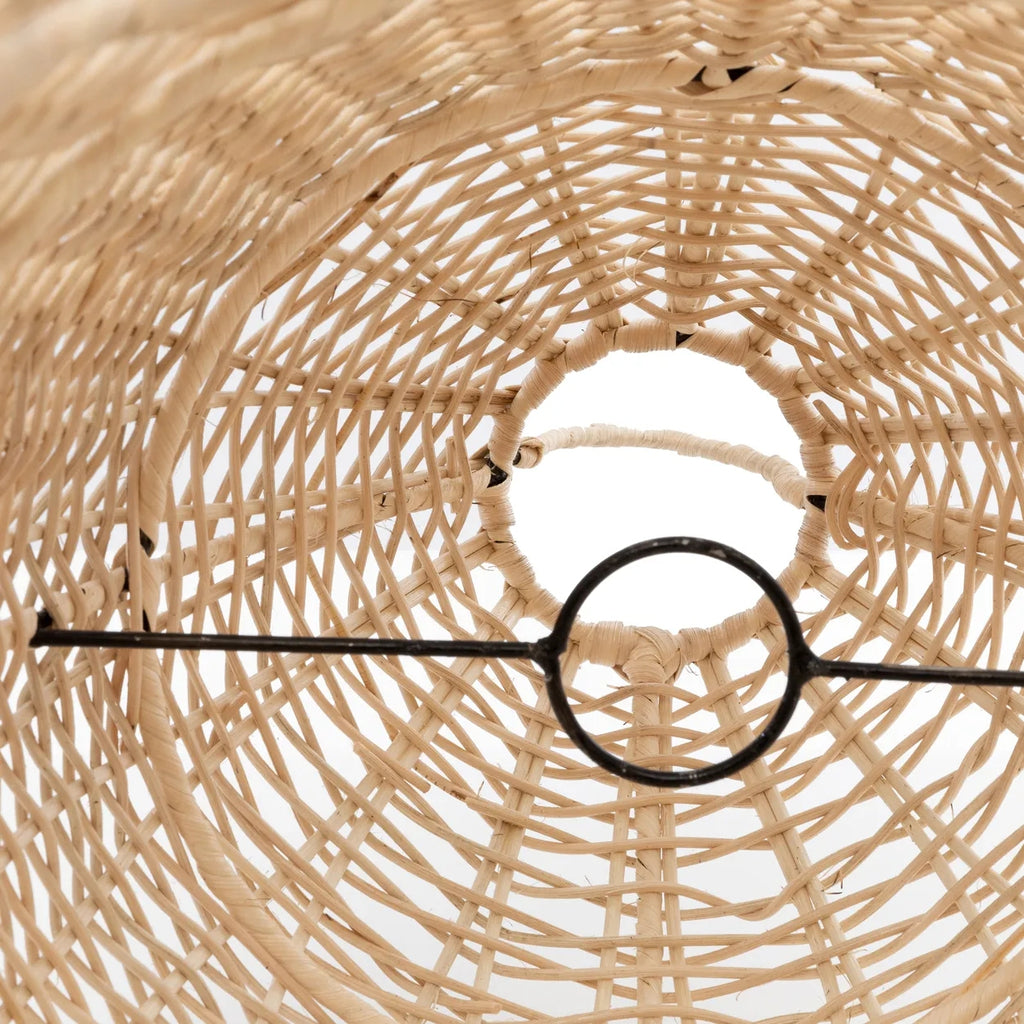 Binnenkant van een geweven rotan mand met cirkelvormig ijzeren frame; symmetrische details.