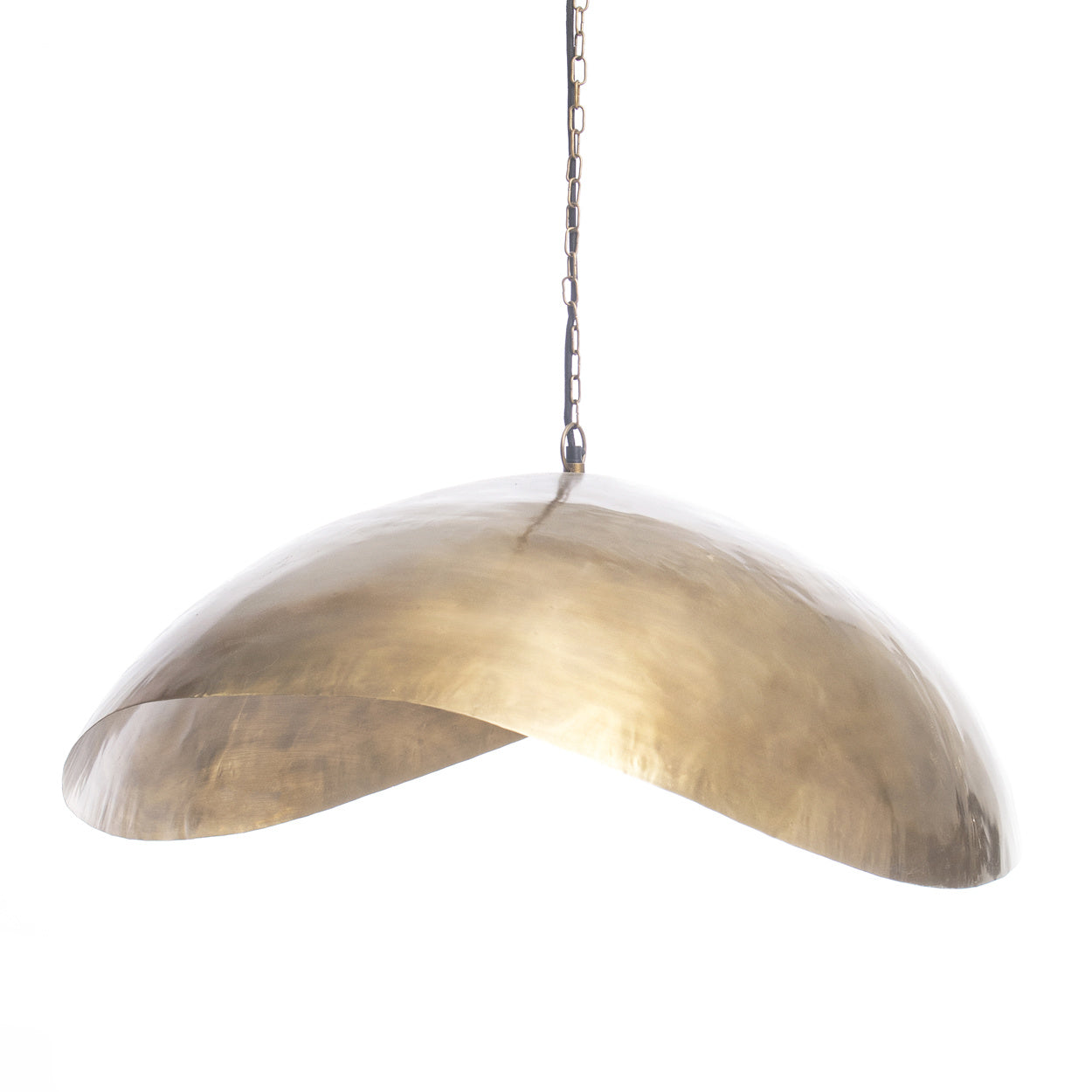 Koperen hanglamp met een glanzend, golvend ontwerp, opgehangen aan een ketting tegen een witte achtergrond.