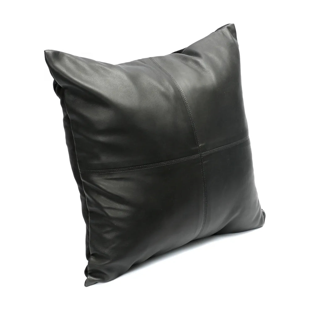Strakke, zwarte leren kussenhoes met een subtiele kruisvormige stikseldetail, elegant en modern.
