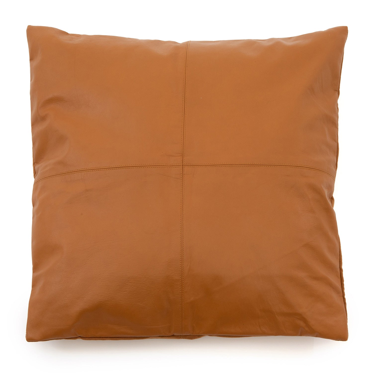 Vierkante bruine leren kussenhoes met subtiele kruisvormige naden, glad en elegant design.