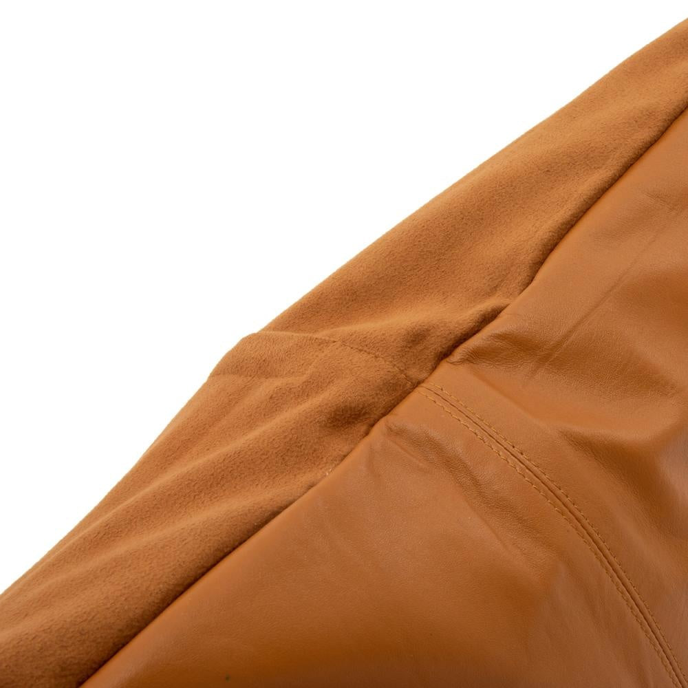 Bruin leren en suède jasdetail met zichtbare naden, toont textuur en kleur van het materiaal.