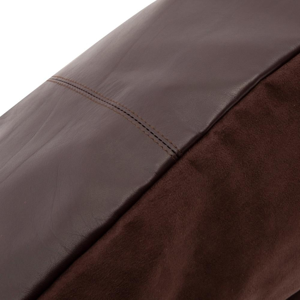 Donkerbruine leren en suède fauteuil met opvallende naad, textuurrijk en luxe uitstraling.