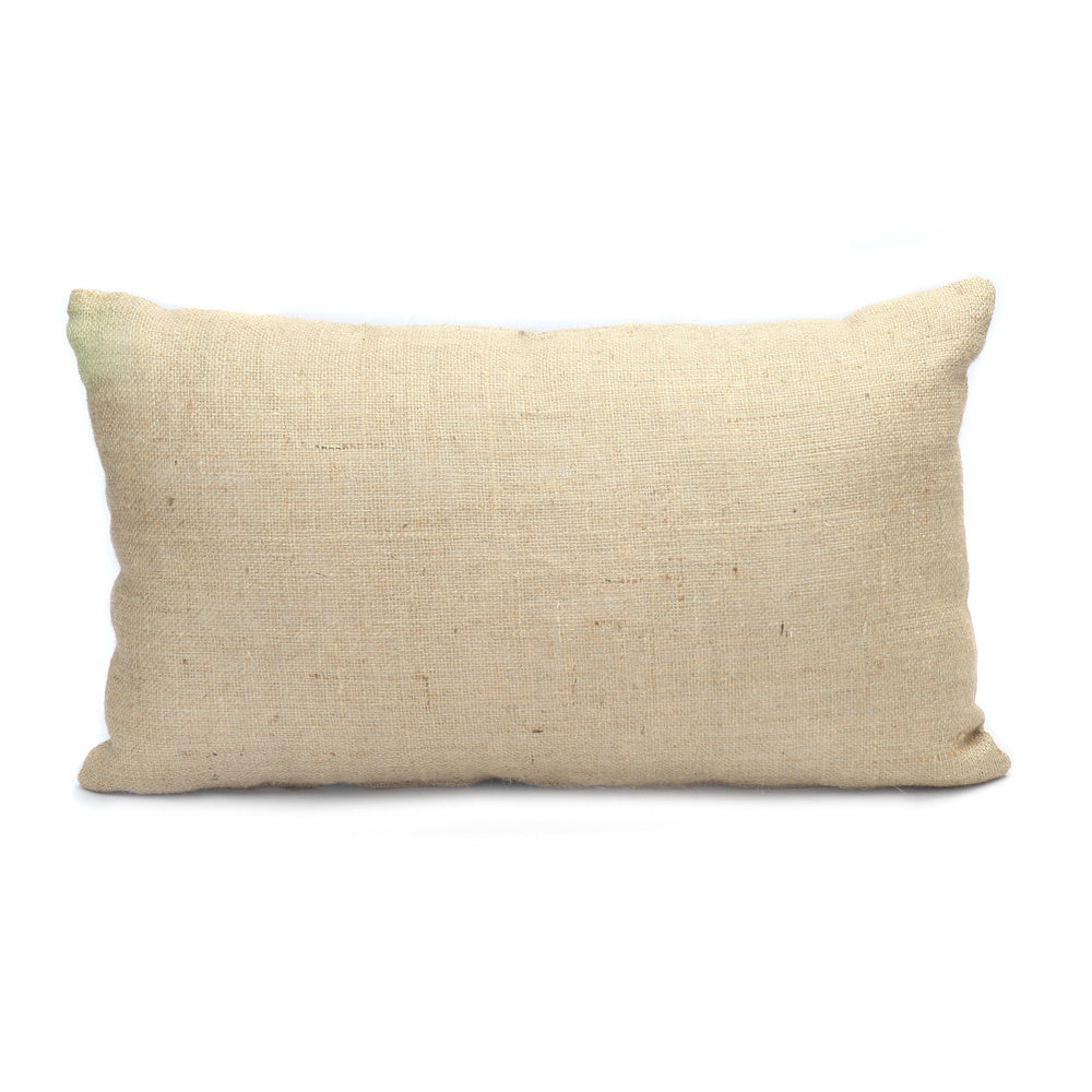 Rechthoekig kussen van ruwe beige stof, met een minimalistische en natuurlijke uitstraling.