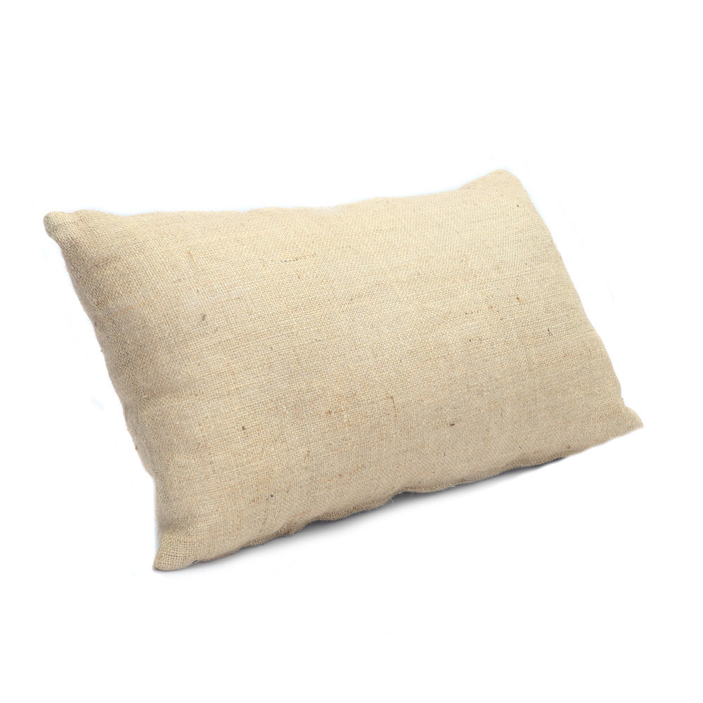 Rechthoekig beige kussen van grof geweven stof, liggend op een witte achtergrond.