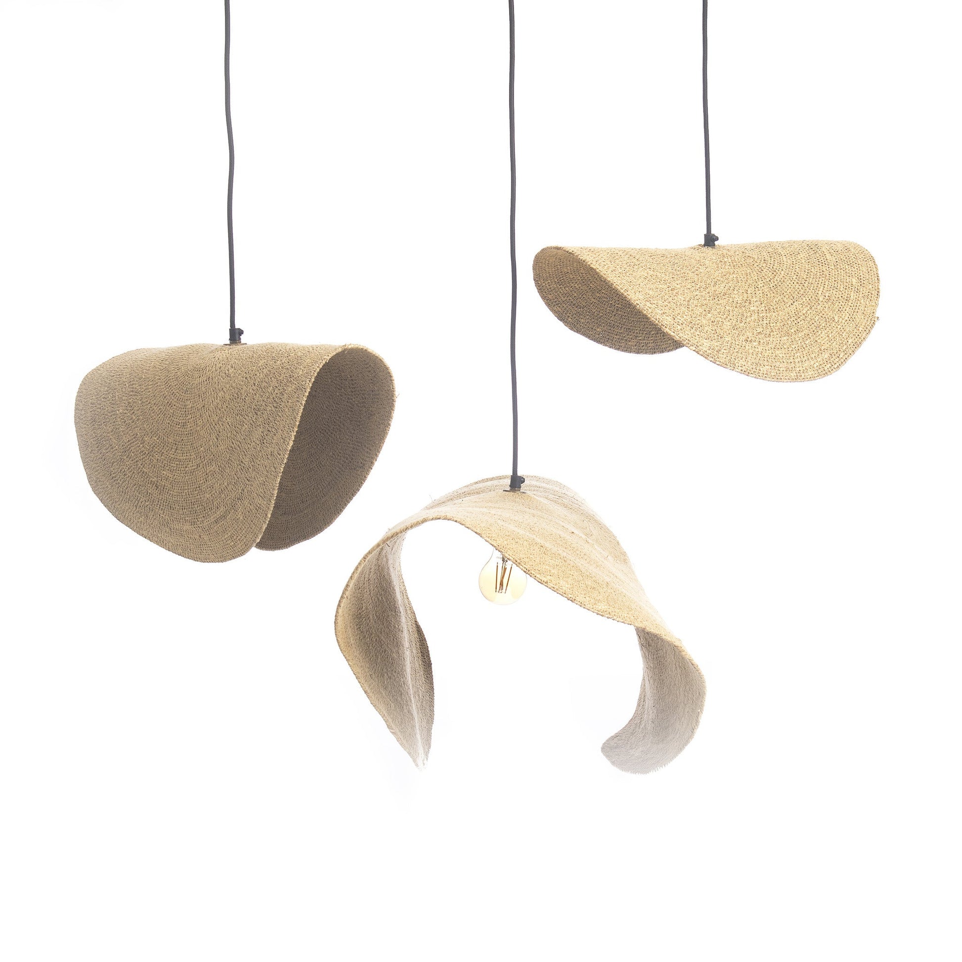 Drie hanglampen met natuurlijke, gevlochten kappen, minimalistisch ontwerp met zichtbare gloeilamp.