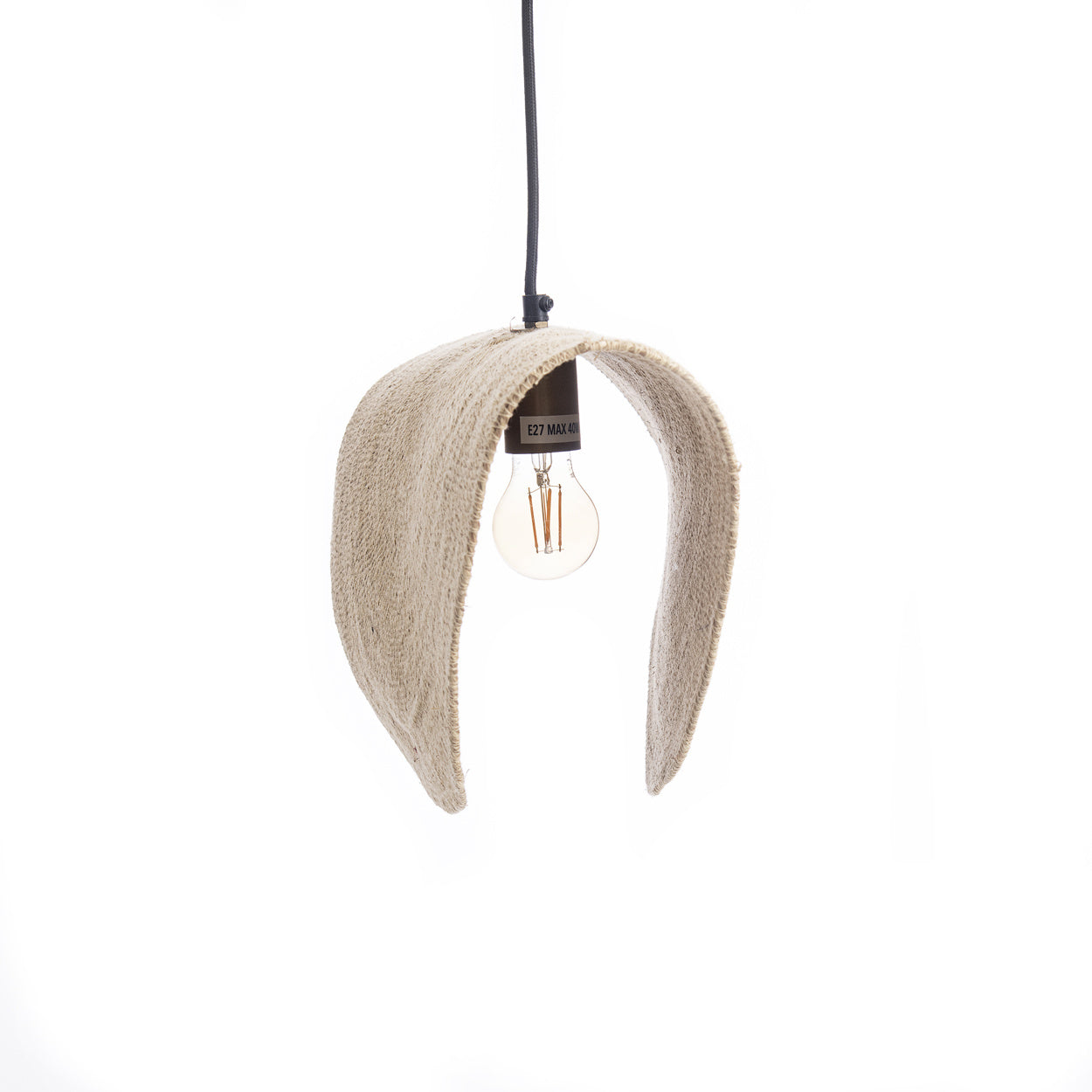 Hanglamp met opengewerkt beige wollen kap rond een gloeilamp. Tekst: "E27 MAX 40W". Minimalistisch ontwerp.