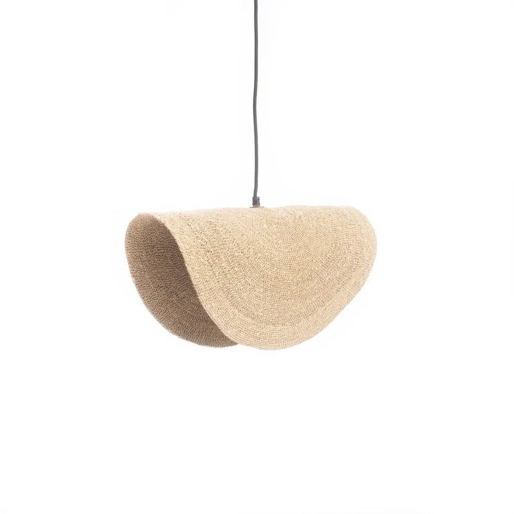 Hanglamp met gebogen rotan kap in natuurlijke kleur, hangend aan een zwarte draad tegen een witte achtergrond.