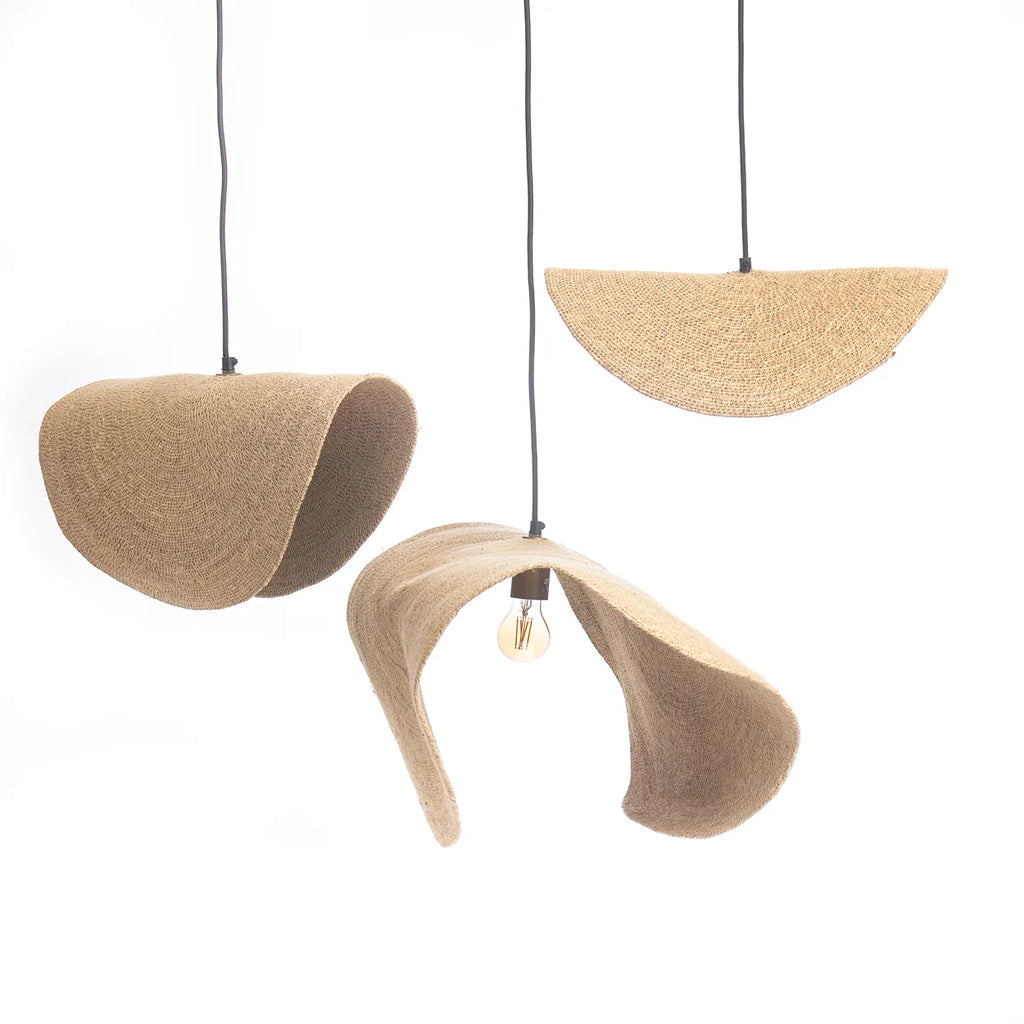 Drie hanglampen met krullende, beige, geweven kappen, minimalistisch en modern design, zichtbare gloeilamp.