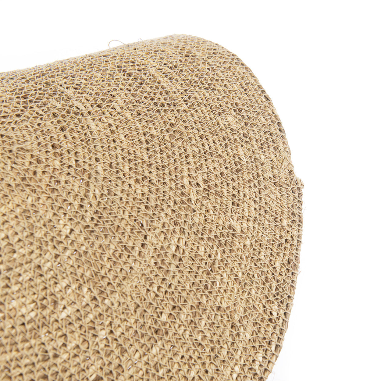Ronde placemat van gevlochten jute, natuurlijke bruine tint met zichtbare textuur, contrasterend wit.