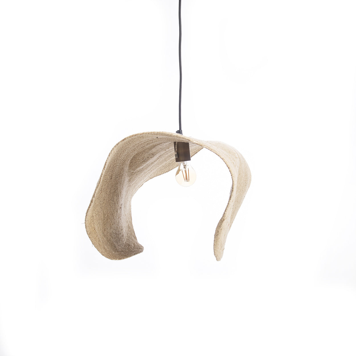 Kunstzinnige hanglamp met golvende, beige kap en zichtbare gloeilamp in minimalistisch ontwerp.