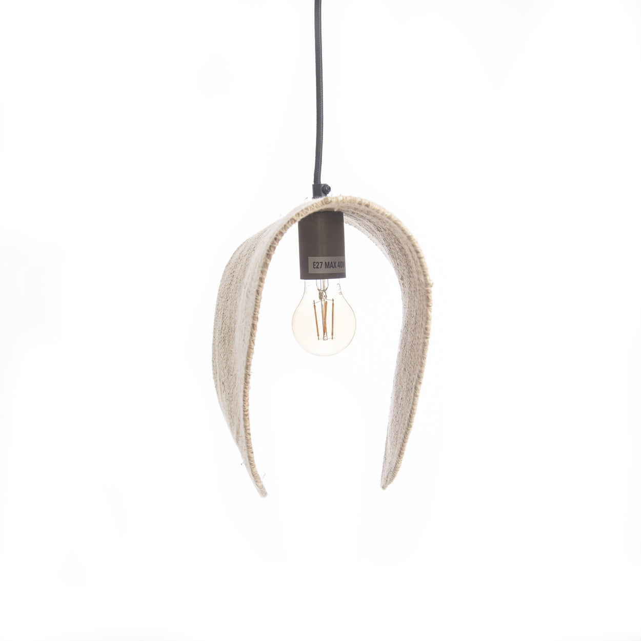 Hanglamp met beige vilten kap, zichtbaar ronde gloeilamp, zwarte pendelarmatuur, tekst "E27 MAX 40W".