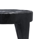 Detail van massief suarhouten driepootonderstel met matte zwarte afwerking van de Bazar Bizar Madero salontafel