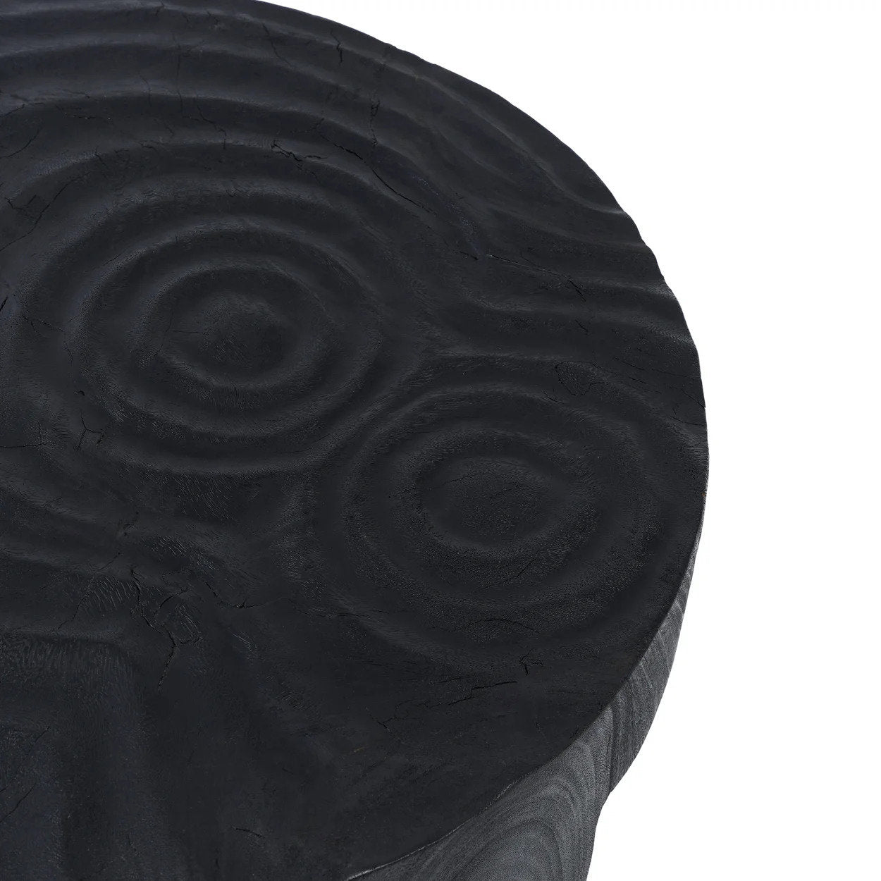 Detail van cirkelgroeven en natuurlijke nerf in matzwart suarhouten blad van de Bazar Bizar Madero salontafel