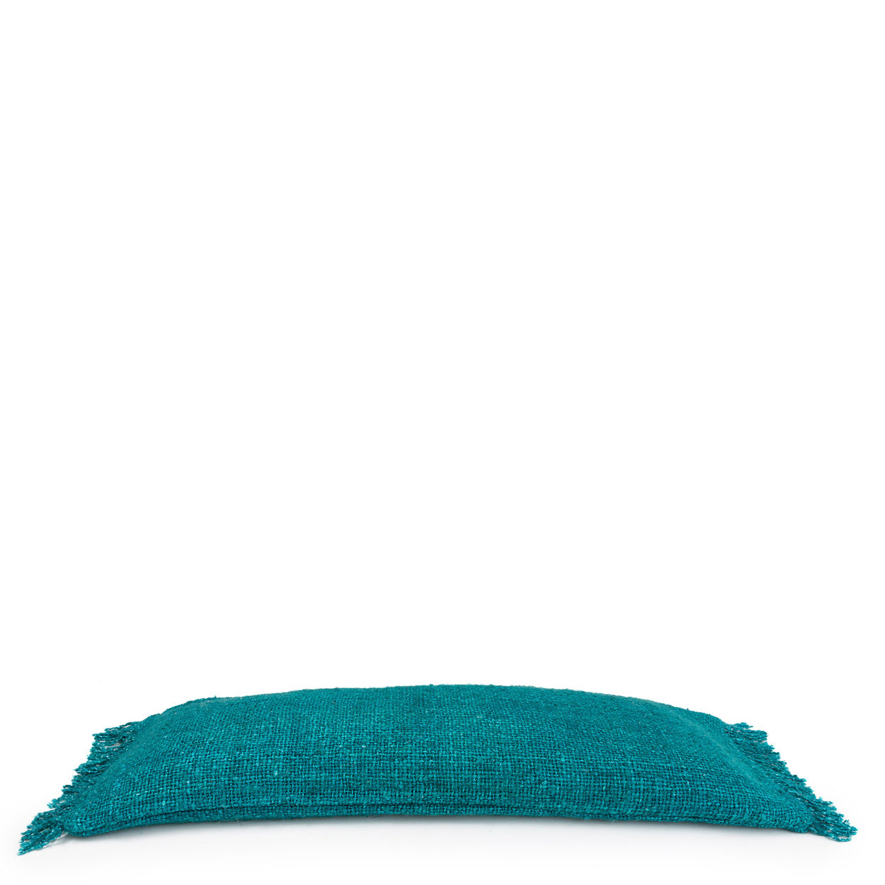 Turquoise kussen met textuur en stoffen franjes, geplaatst op een witte achtergrond.