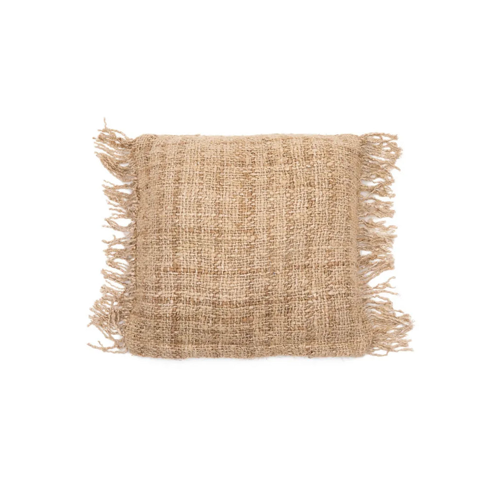 Beige, rechthoekig jute kussen met een ruwe textuur en rafelige franjes aan de randen.