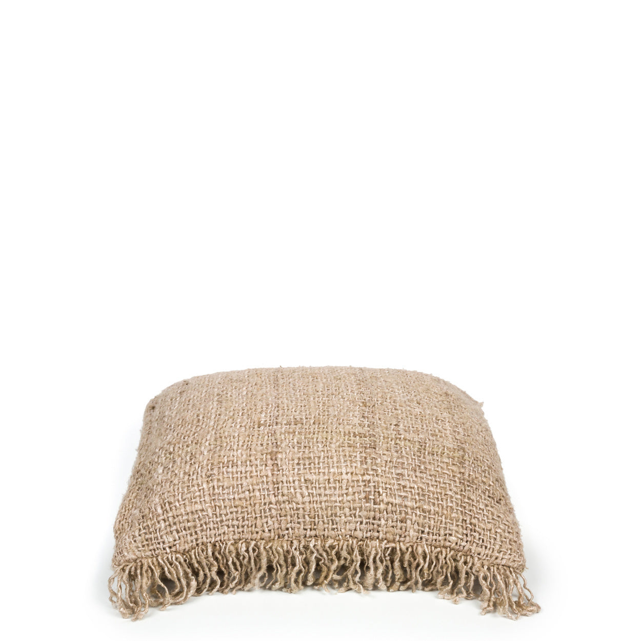 Vierkante jute poef met franjes, naturel kleuren en een textuur van geweven vezels tegen een witte achtergrond.