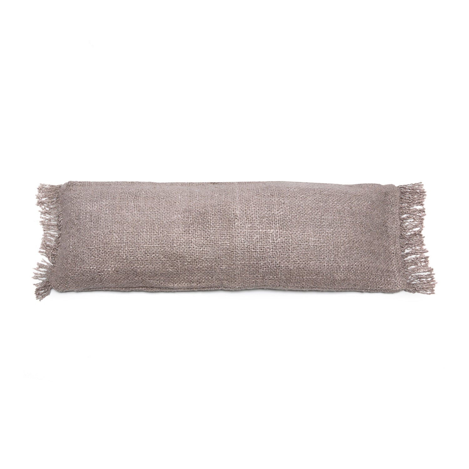 Langwerpig beige kussen met gevlochten franjes op een witte achtergrond, eenvoudige en rustieke stijl.