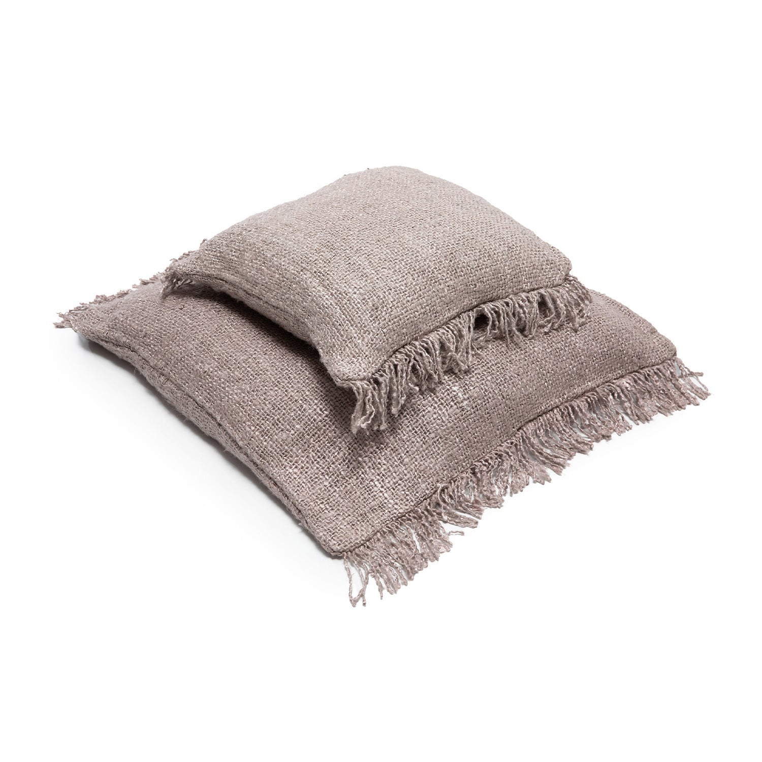 Twee beige kussens met franjes, textuur van jute, elegant gestapeld op een witte achtergrond.