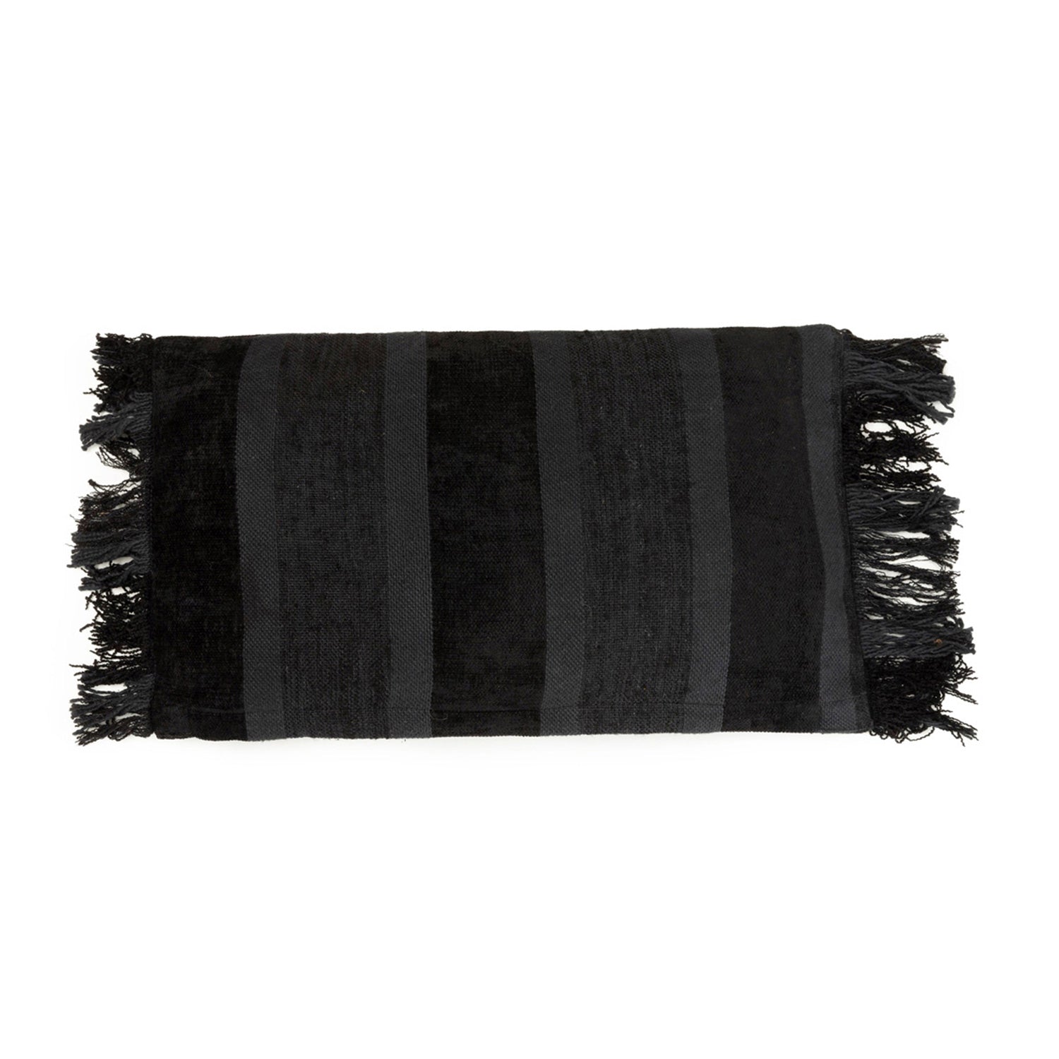 Zwart katoenen handdoek met brede strepen en franjes aan de uiteinden, op een witte achtergrond.