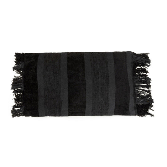 Zwart katoenen handdoek met brede strepen en franjes aan de uiteinden, op een witte achtergrond.
