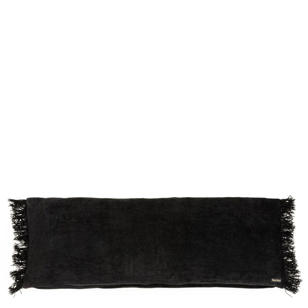 Langwerpig zwart kussen met franjes aan de zijkanten, gemaakt van zacht textiel, elegant en stijlvol.