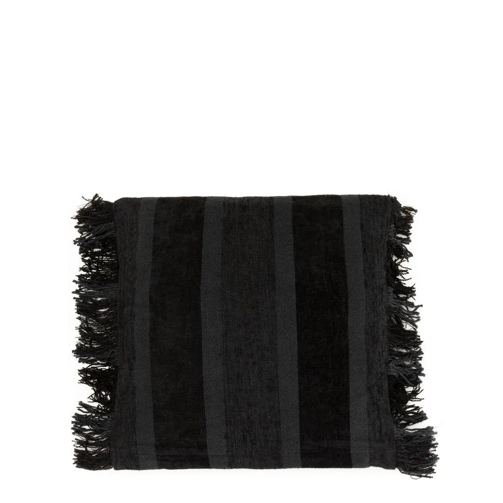 Zwarte handdoek met brede verticale strepen en franjes, vakkundig opgevouwen tegen een witte achtergrond.
