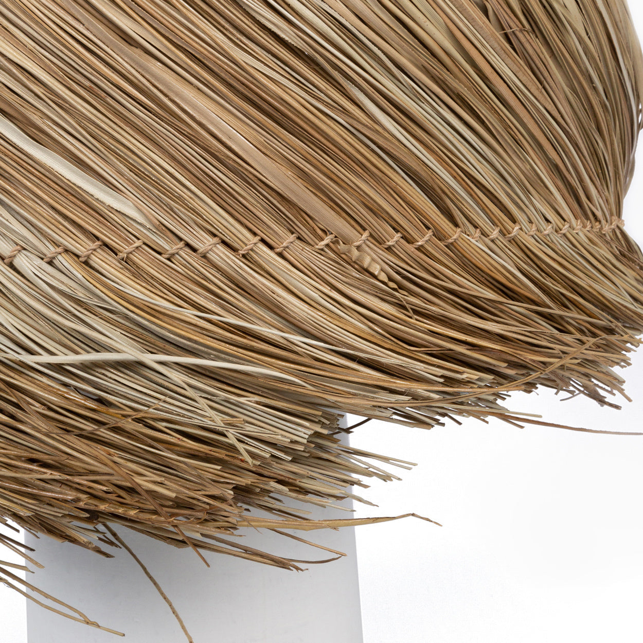 Detail van met de hand geweven, natuurlijke vezelkunst met rijgpatroon, toont ingewikkeld vakmanschap.