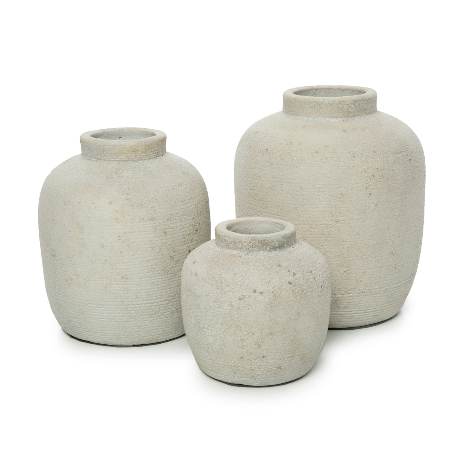 Drie rustieke, beige keramische vazen van verschillende grootte met een natuurlijke textuur.