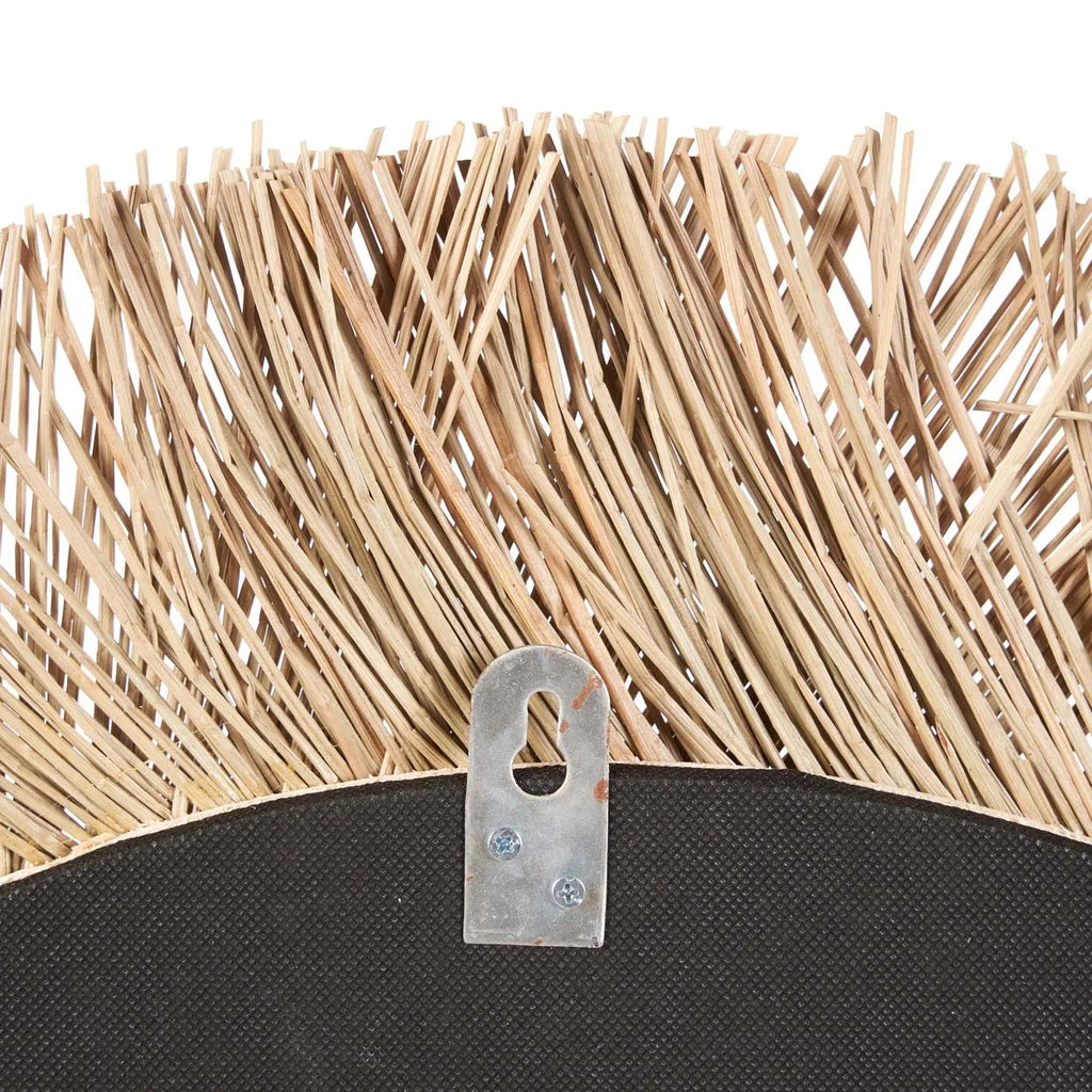 Detail van een borsteltje met dicht op elkaar gepakte, lichtbruine strootjes en een metalen ophanghaak.