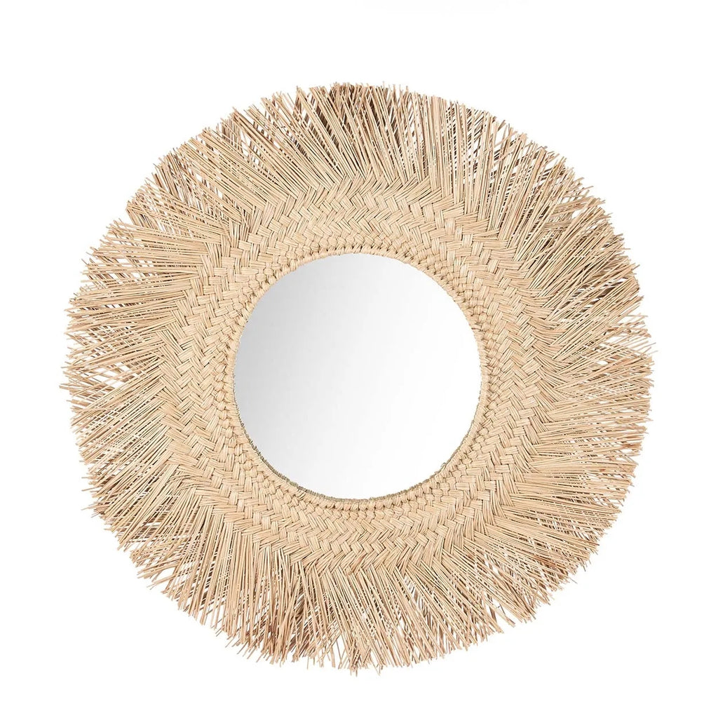 Rond decoratief spiegel met een gevlochten rotan rand in natuurlijke beige tinten, bohemian stijl.