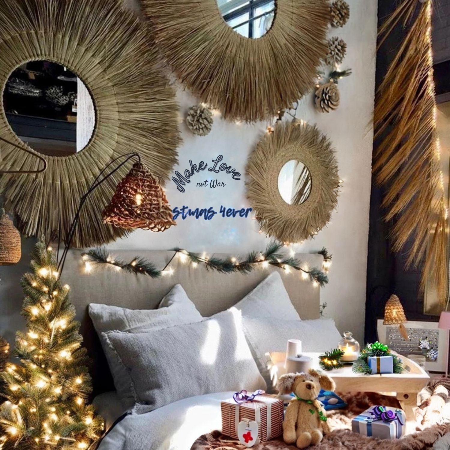 Gezellige slaapkamer met kerstboom, cadeaus, teddybeer en de tekst "Make Love not War, Xmas Here".
