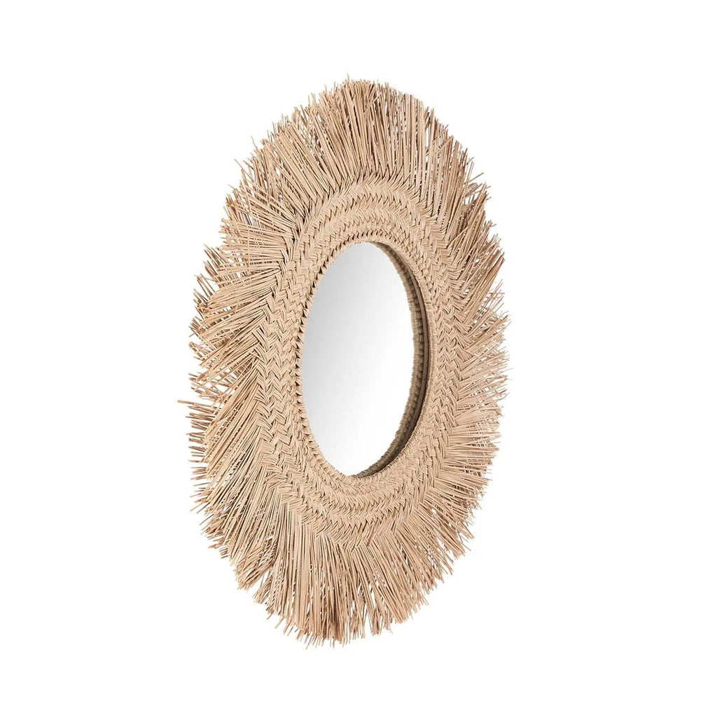 Ronde spiegel met een ruwe, gevlochten rotanrand straalt natuurlijke, bohemien charme uit.