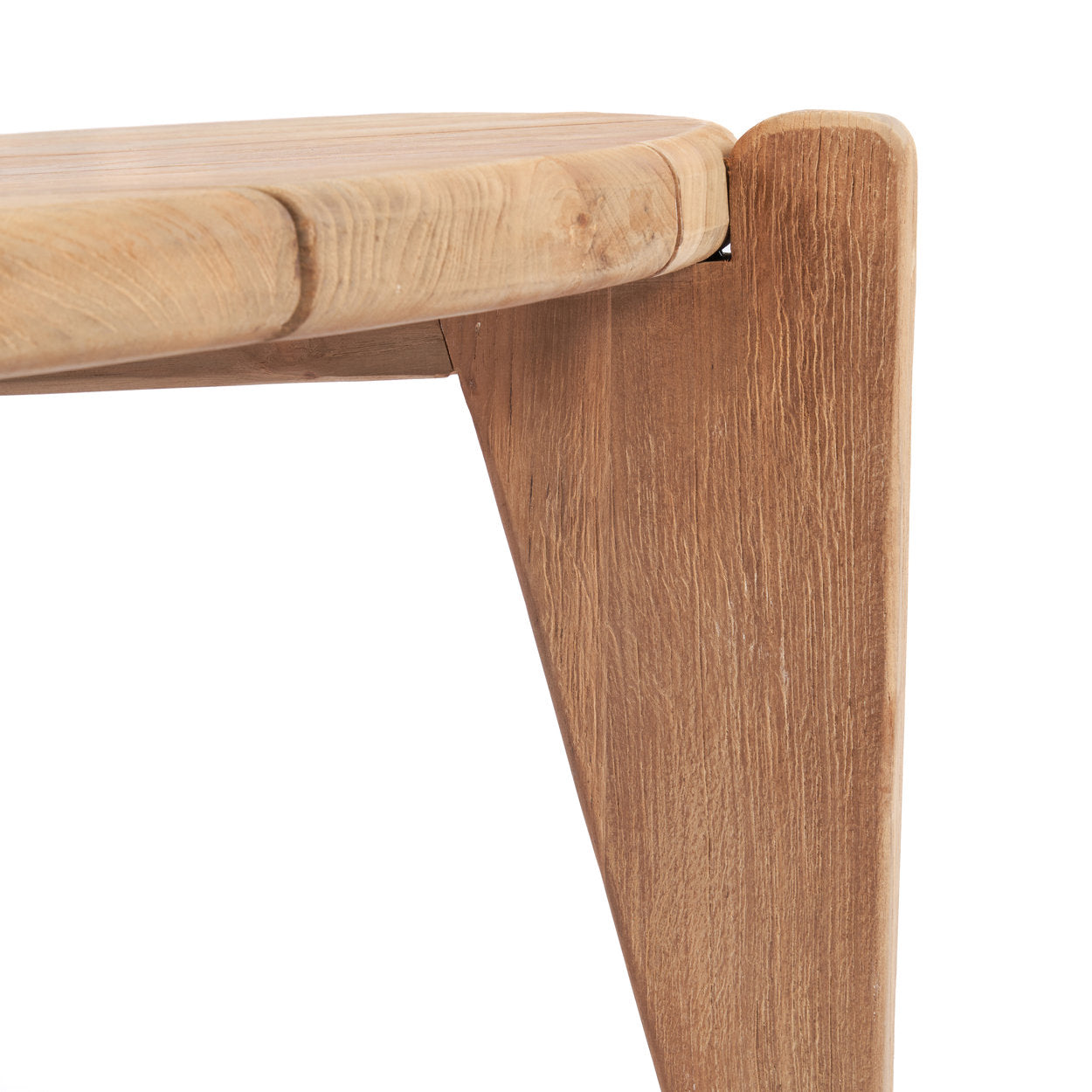 Close-up van afgeronde driehoekige poot van Seseh salontafel in gerecycled teak met zichtbare warme nerf, door Bazar Bizar