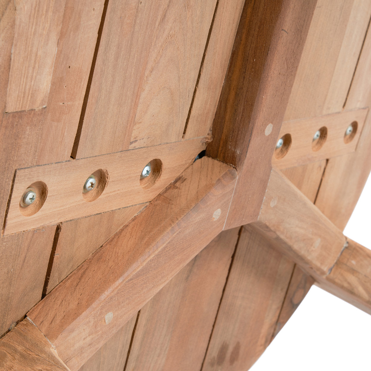 Frontaal perspectief van Seseh Salontafel in gerecycled teak, rond blad op drie poten met centrale steun van Bazar Bizar